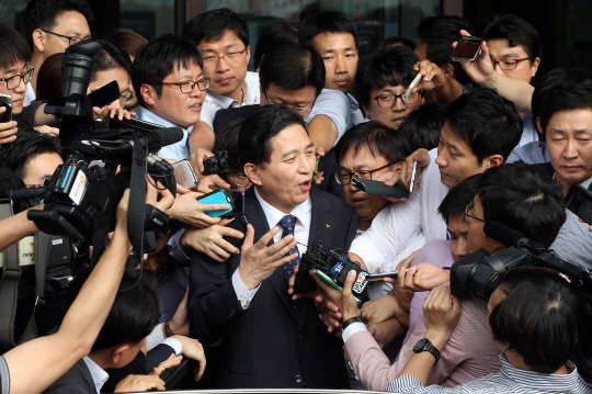 임영록 KB금융지주 회장이 국민은행 주 전산기 교체 문제와 관련한 금융감독원의 중징계조치 등에 대해 소명을 마치고 12일 오후 서울 중구 세종대로 금융위원회를 나서며 취재진의 질문에 답하고 있다.